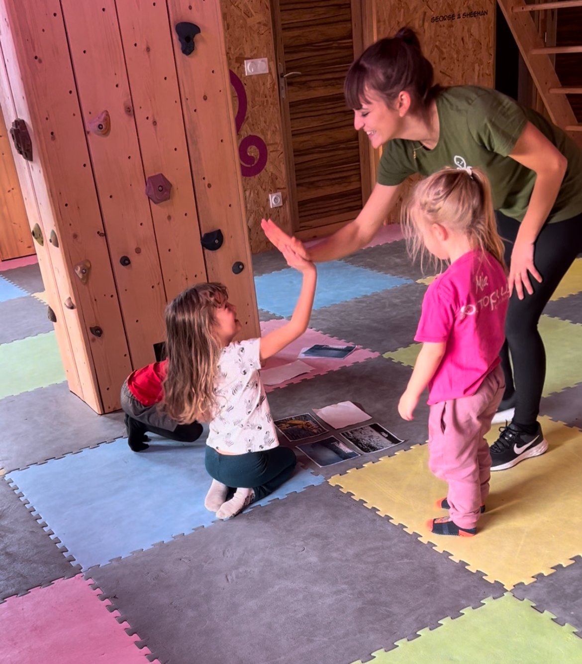 deux adolescents font du sport sur une structure en métal dans la foret du parc poulpo chez octoplus coaching