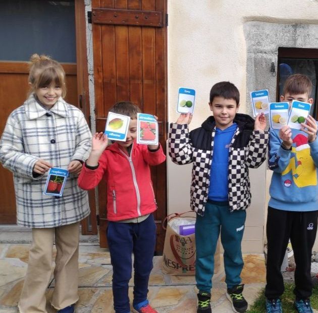 3 enfants et Samantha jouent dans le jardin à un jeu sur les parties du corps amusant