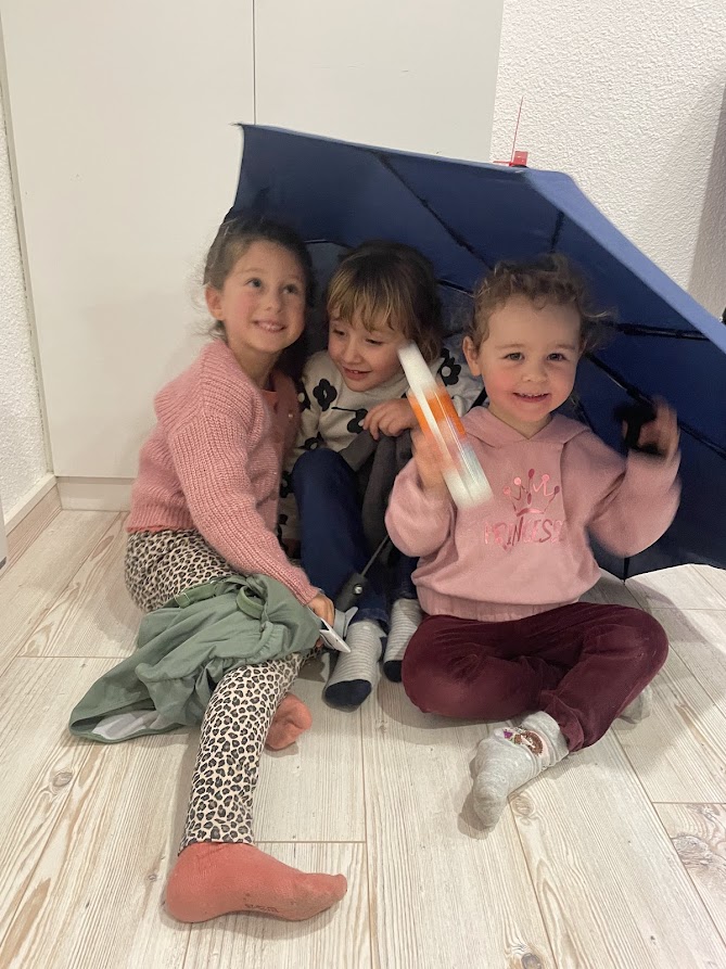 un enfant saute sur un airbag dans la foret du parc poulpo d'octoplus coaching