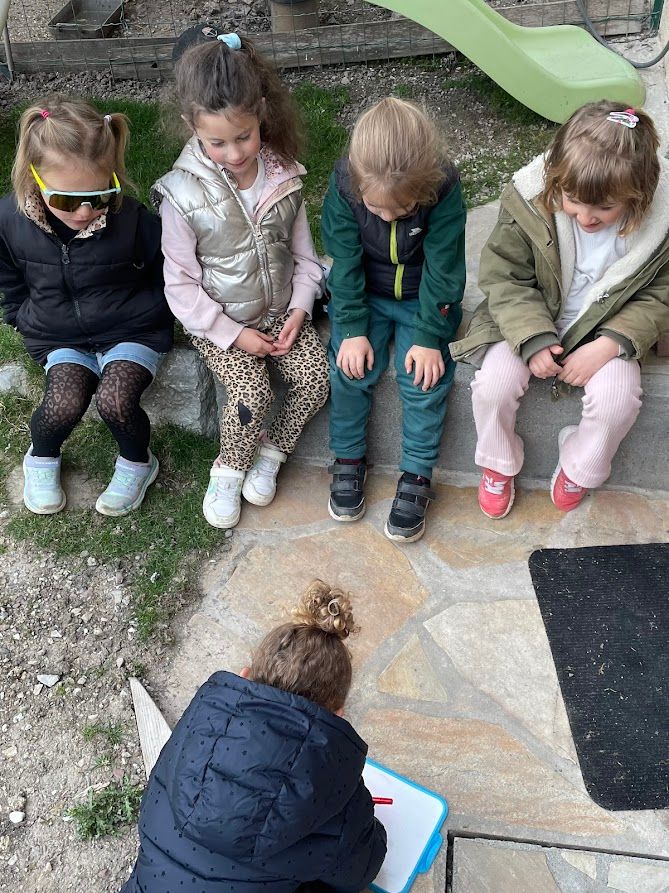 escalade dans le parc poulpo, en anglais deux enfants font du sport : elles escalades un mur en bois dans le parc poulpo
