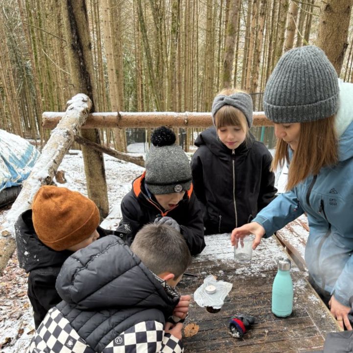 3 enfants et Samantha jouent dans le jardin à un jeu sur les parties du corps amusant